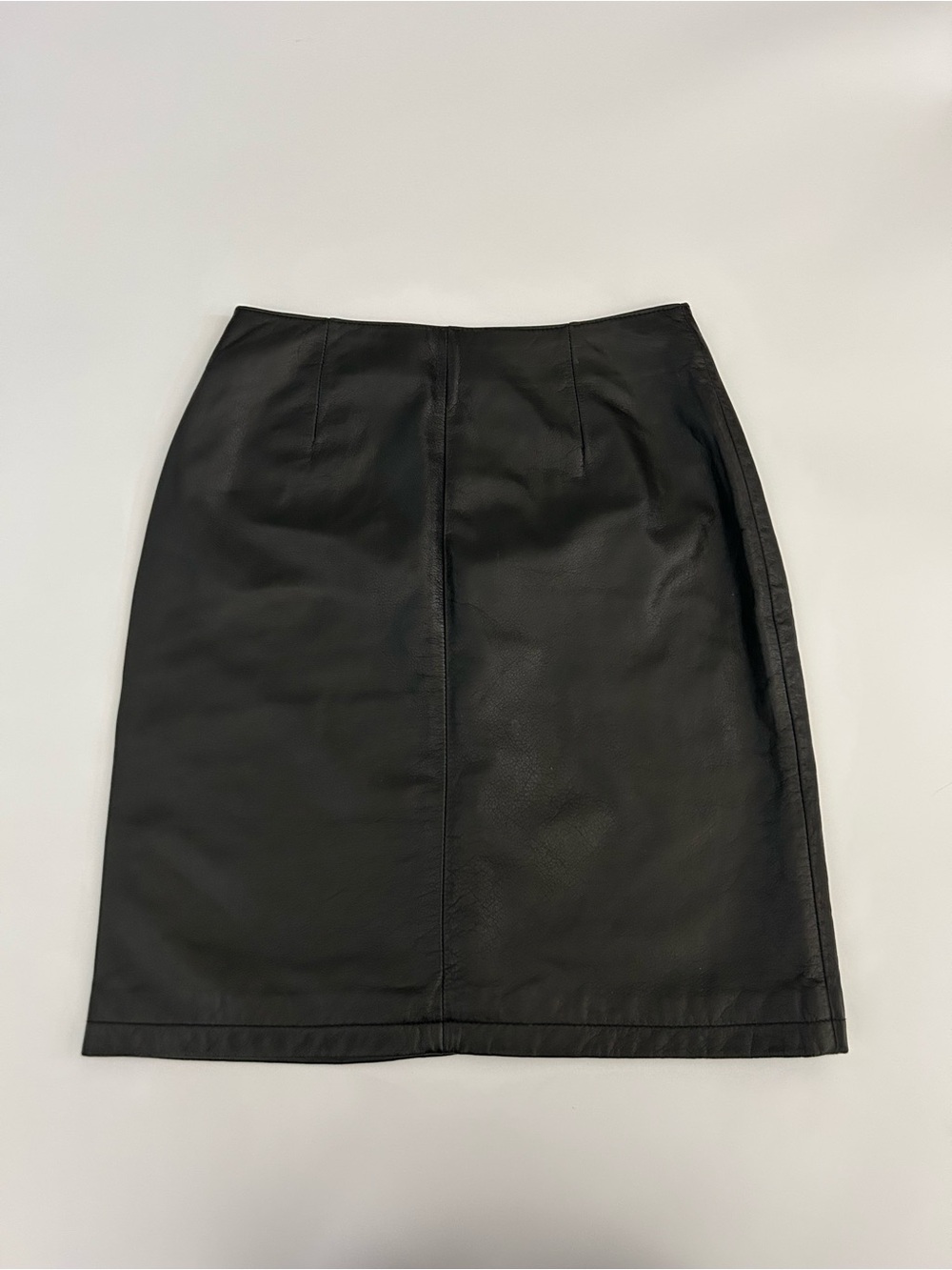 Vintage Wilson’s Leather Maxima Black Pencil Straight Skirt
90’s
Back Slit
Lined - Picture 2 of 11